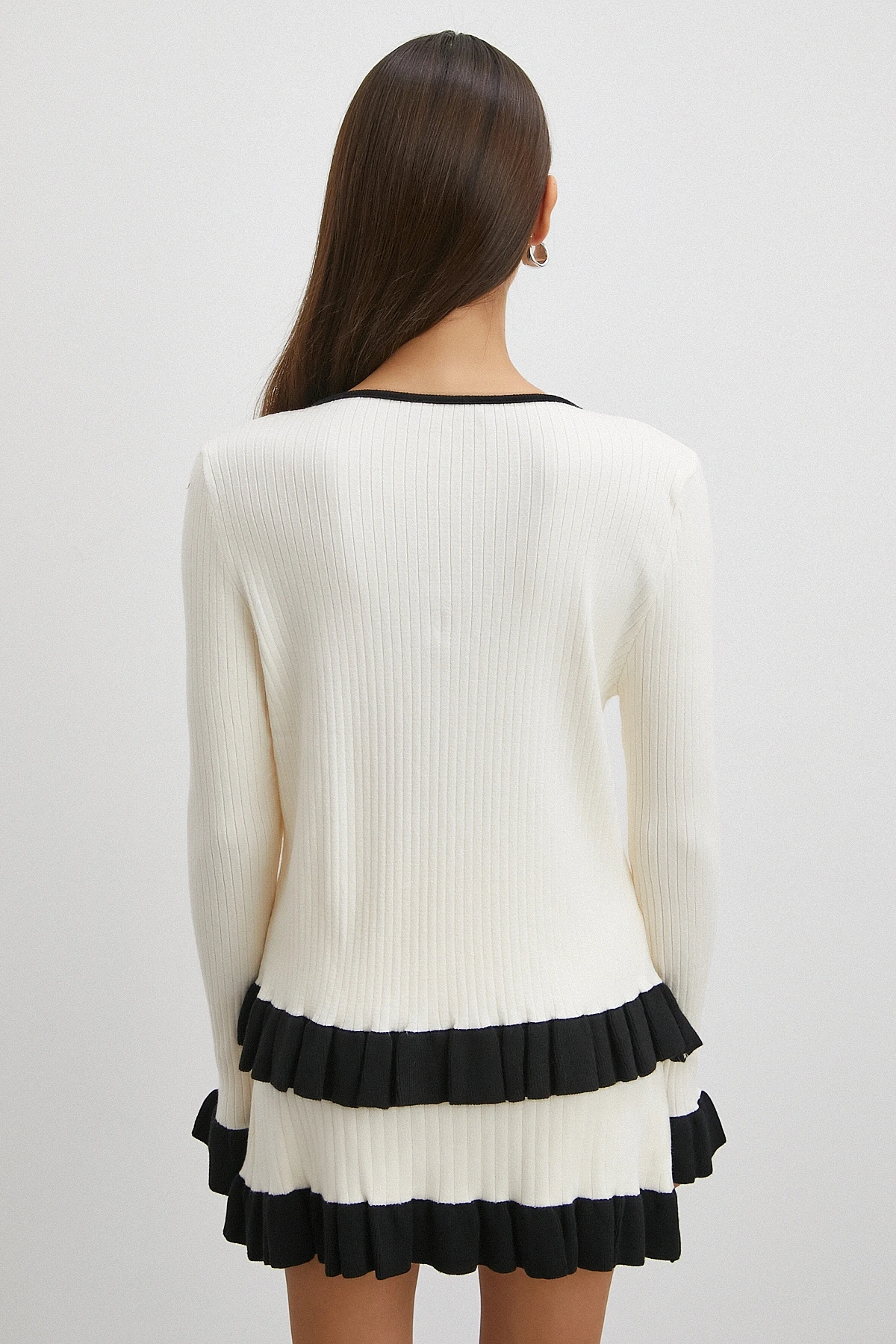 Düğmeli Eteği Fırfırlı Etekli Triko Takım Ekru