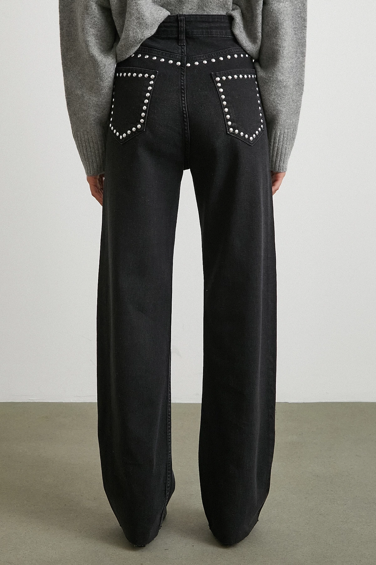 Taş İşlemeli Yüksek Bel Kesik Paça Jean Siyah