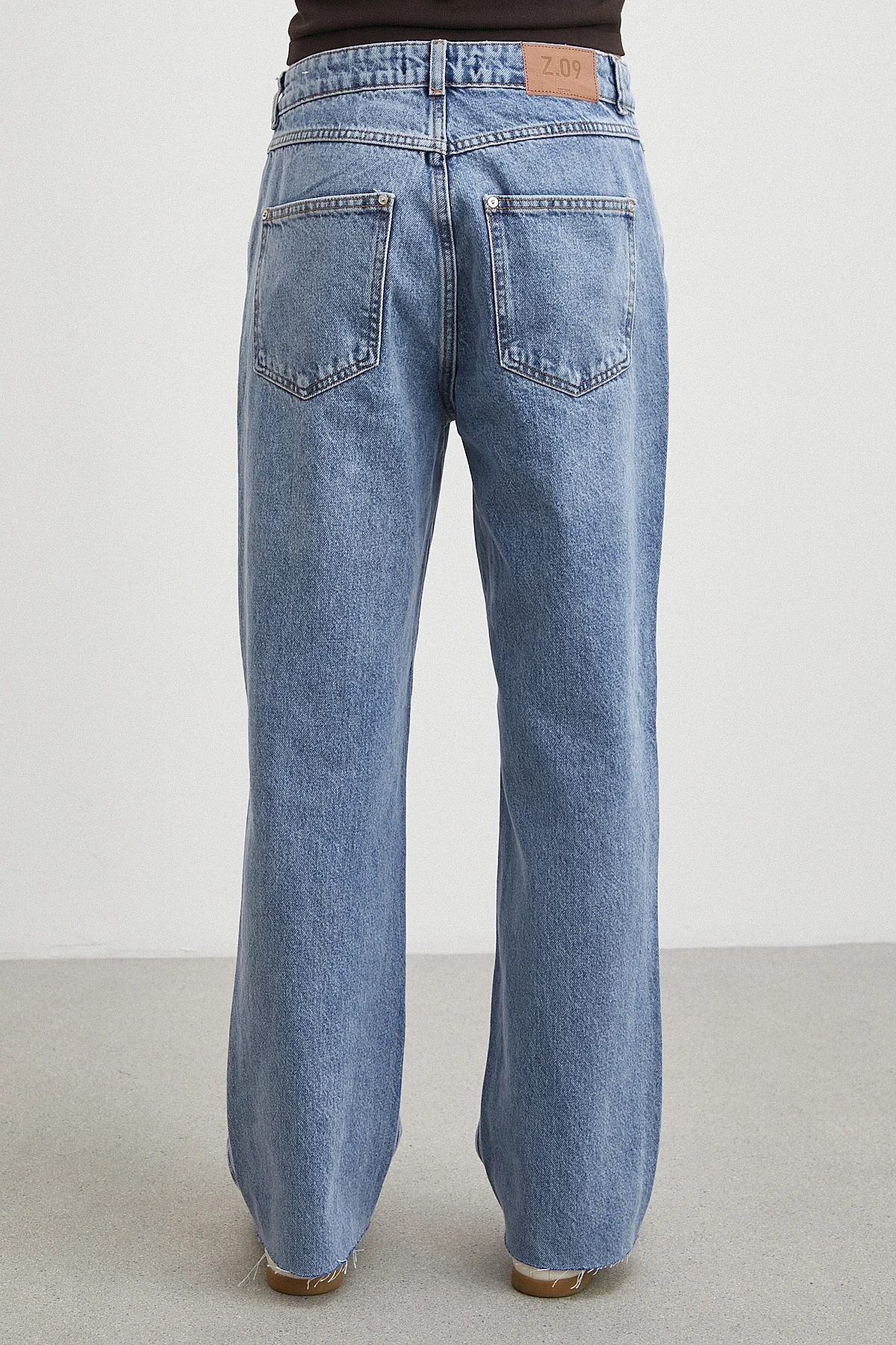 Çapraz Fermuarlı Kesik Paça Düğmeli Jean Mavi