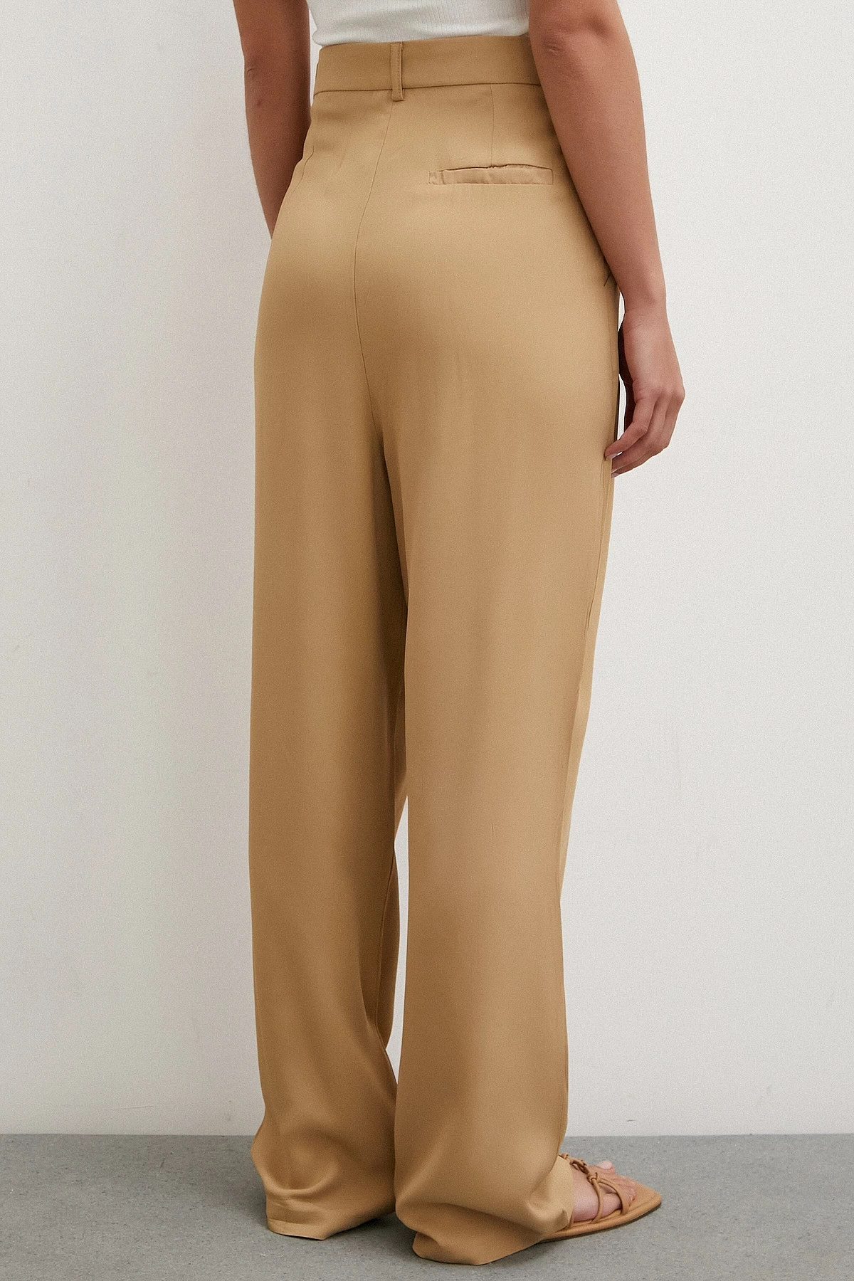 Kemer Detaylı Klasik Pantolon Bej