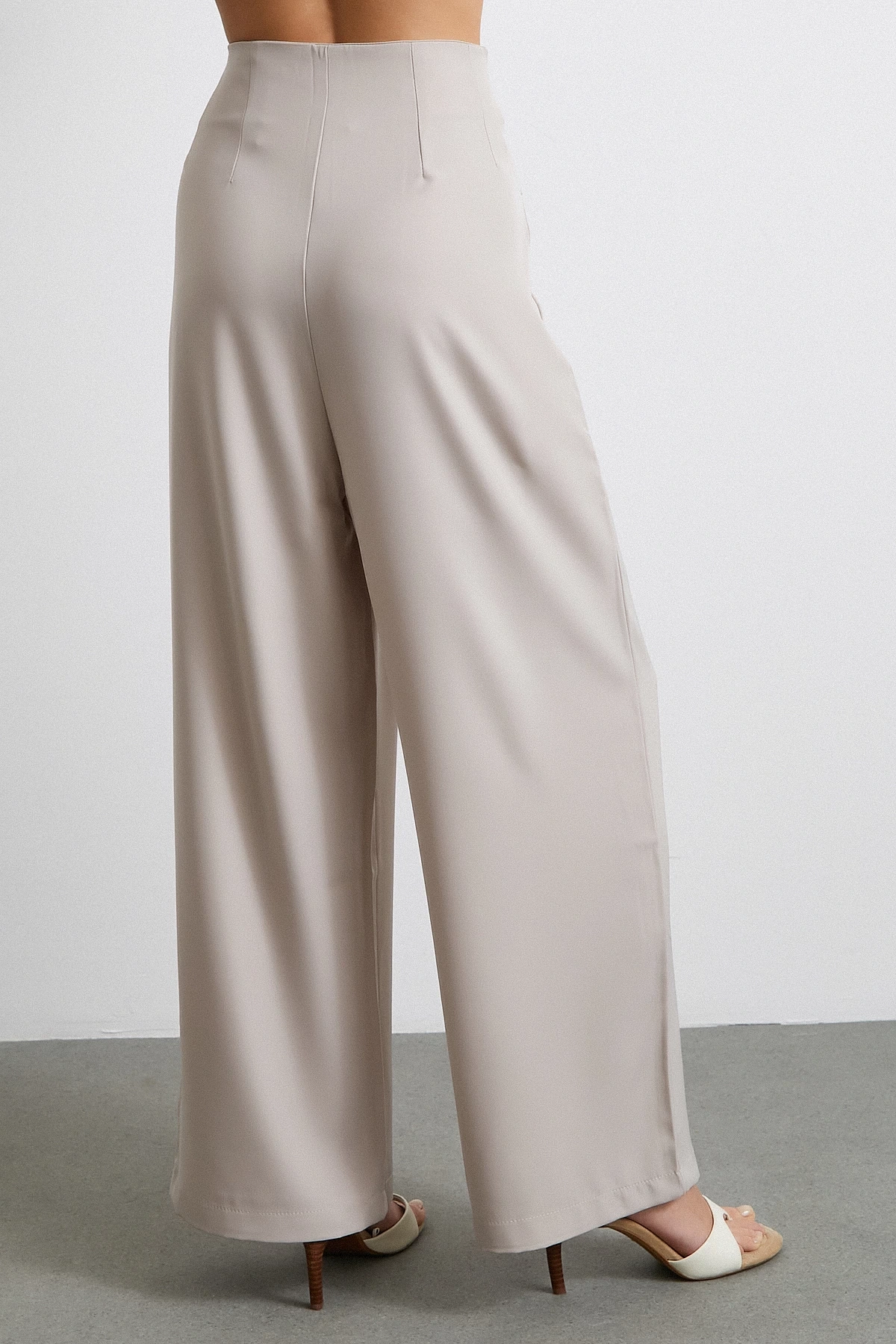 Düğme Detaylı Pensli Dökümlü Pantolon Bej