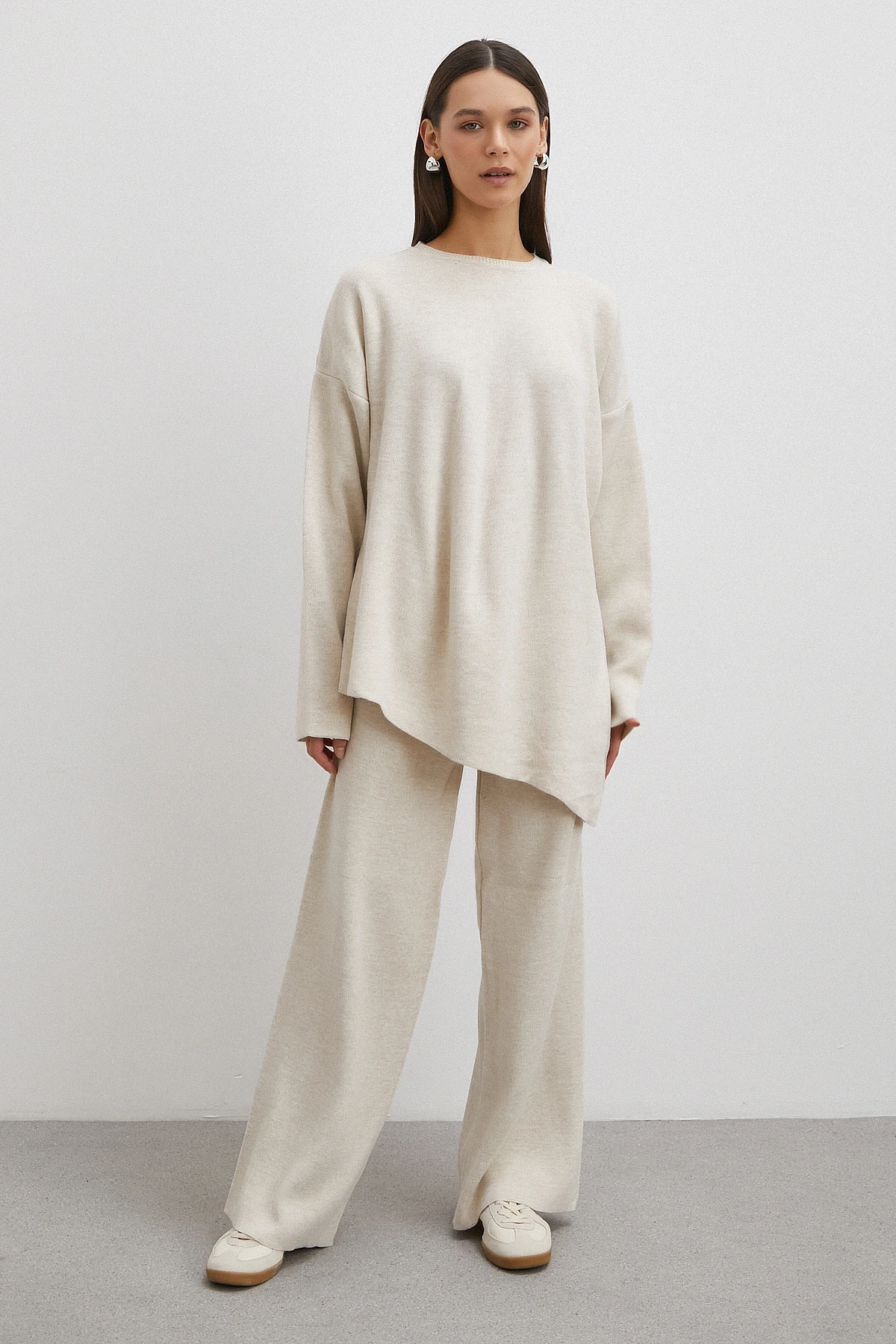 Eteği Çapraz Pantolonlu Bisiklet Yaka Takım Ekru