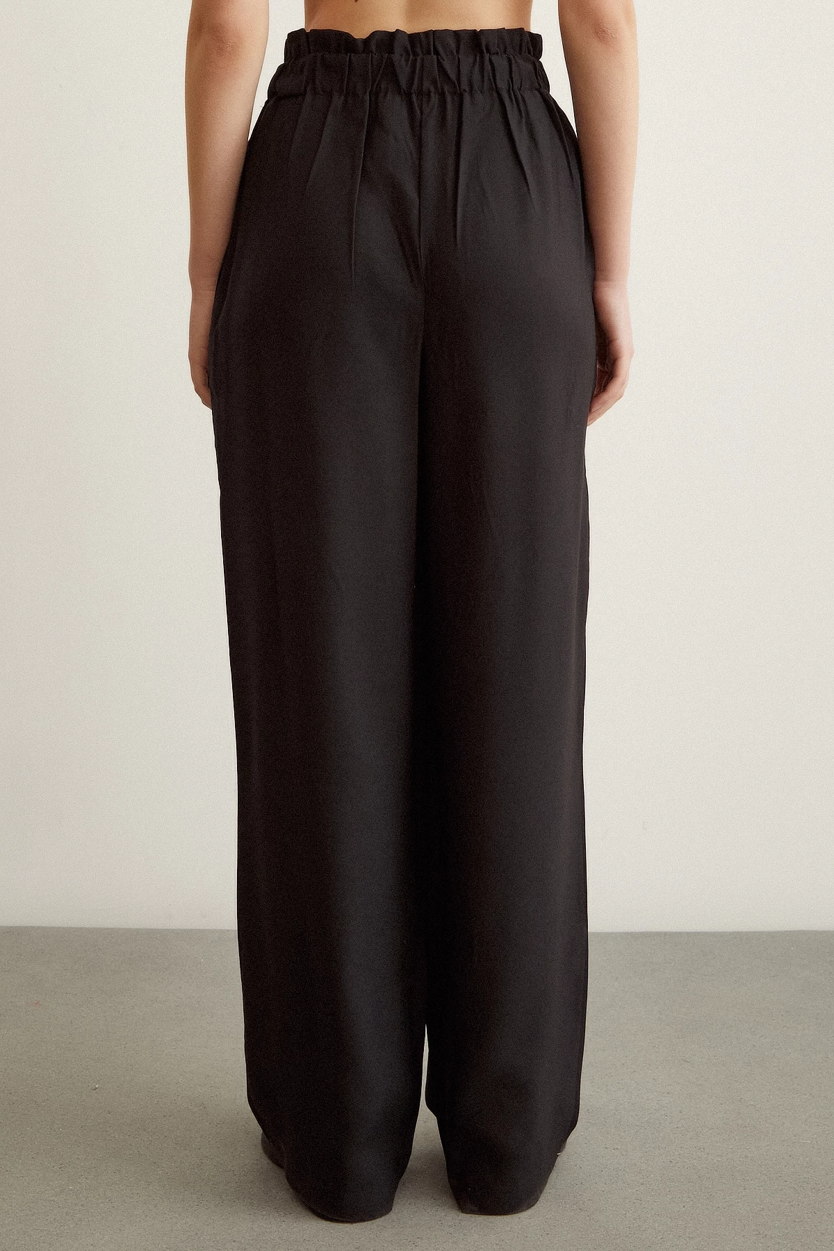 Beli Lastikli Düğme Detaylı  Pileli Pantolon Siyah