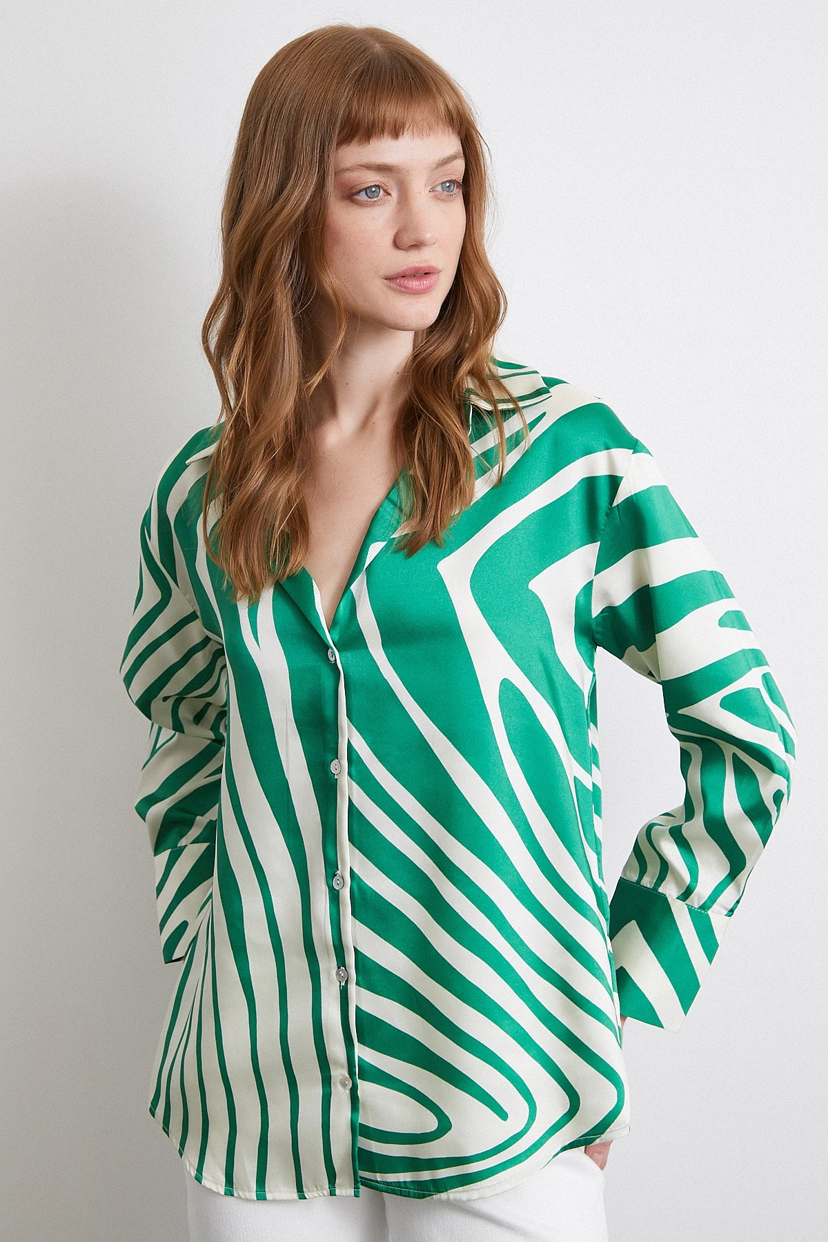 Zebra Desen V Yaka Gömlek Yeşil