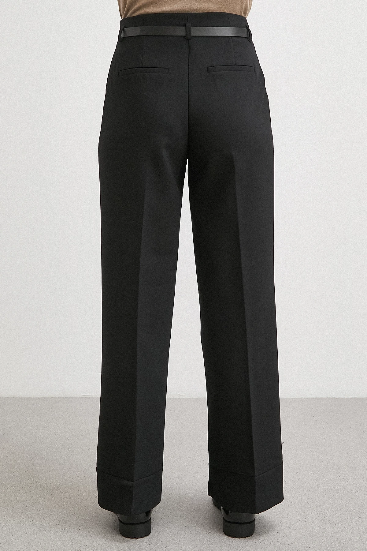 Yüksek Bel Paça Detaylı Kemerli Pantolon Siyah