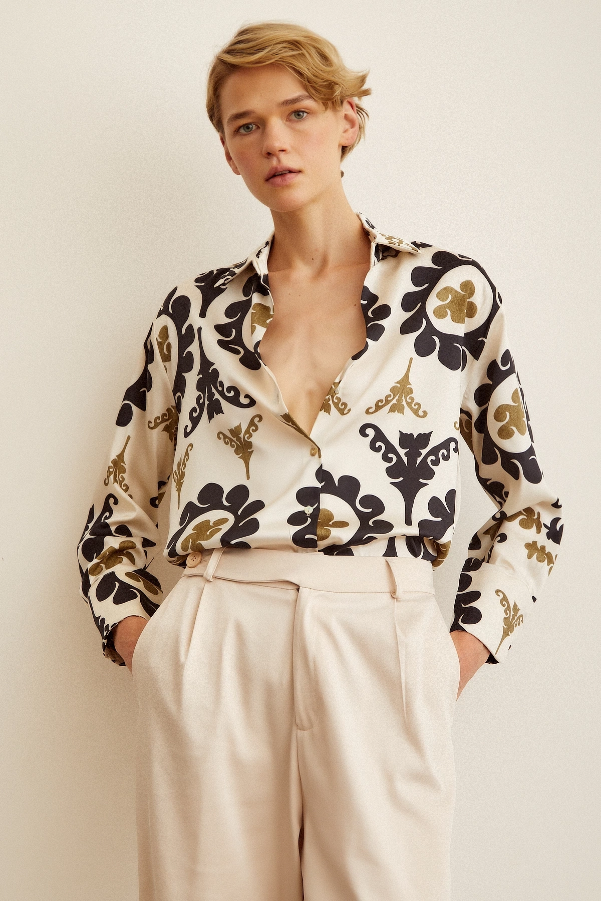 V Yaka Desenli  Saten Gömlek Bej
