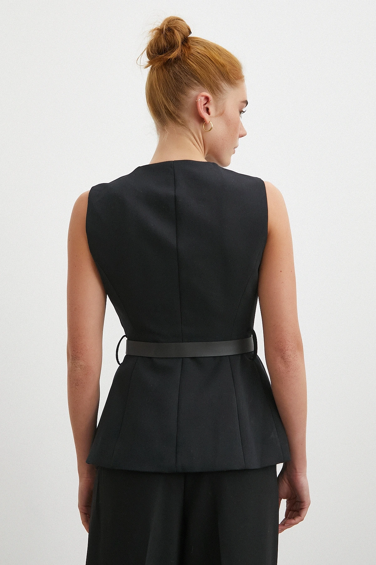 Kemerli Bisiklet Yaka Üç Düğmeli Yelek Siyah