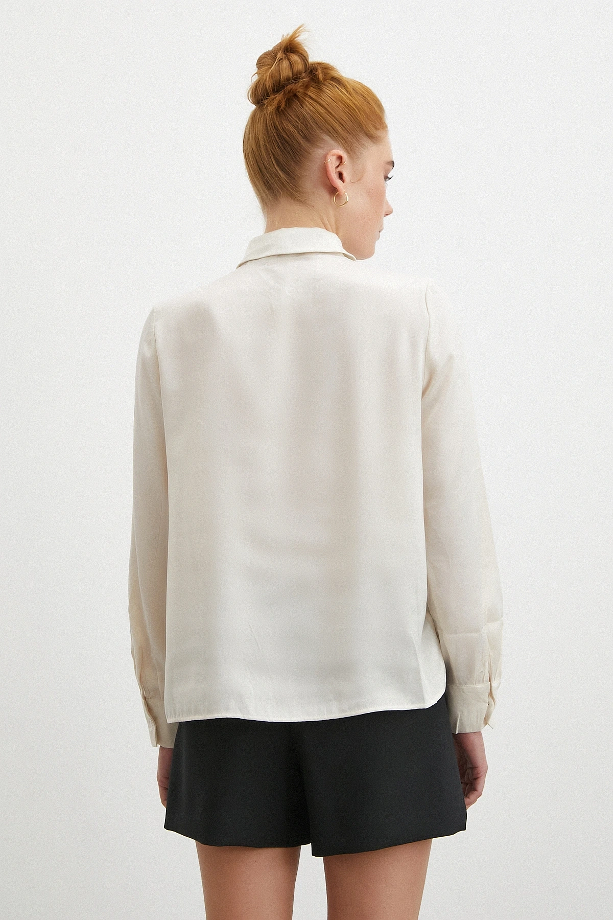 Yaka Bağlamalı Saten Gömlek Ekru