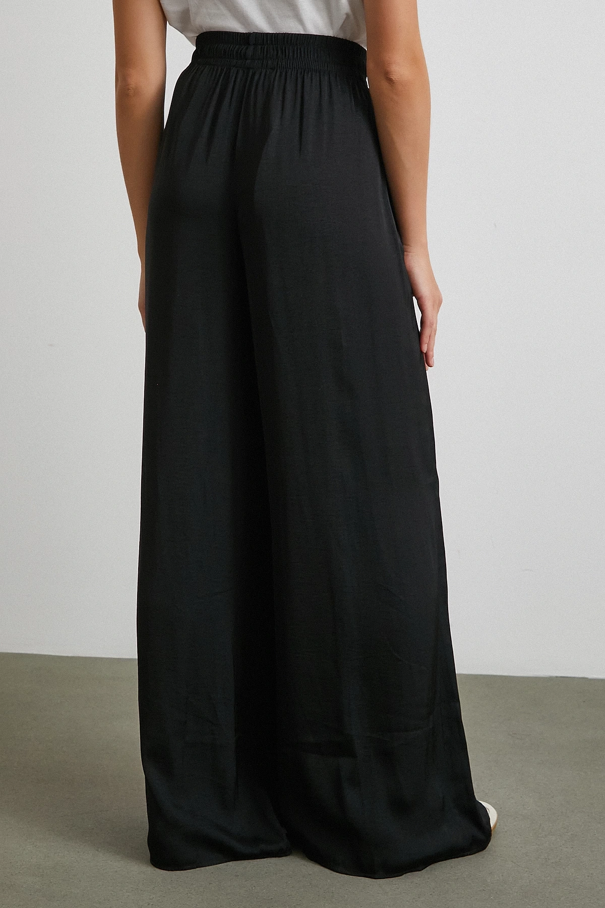 Beli Lastikli Dökümlü Geniş Paça Pantolon Siyah