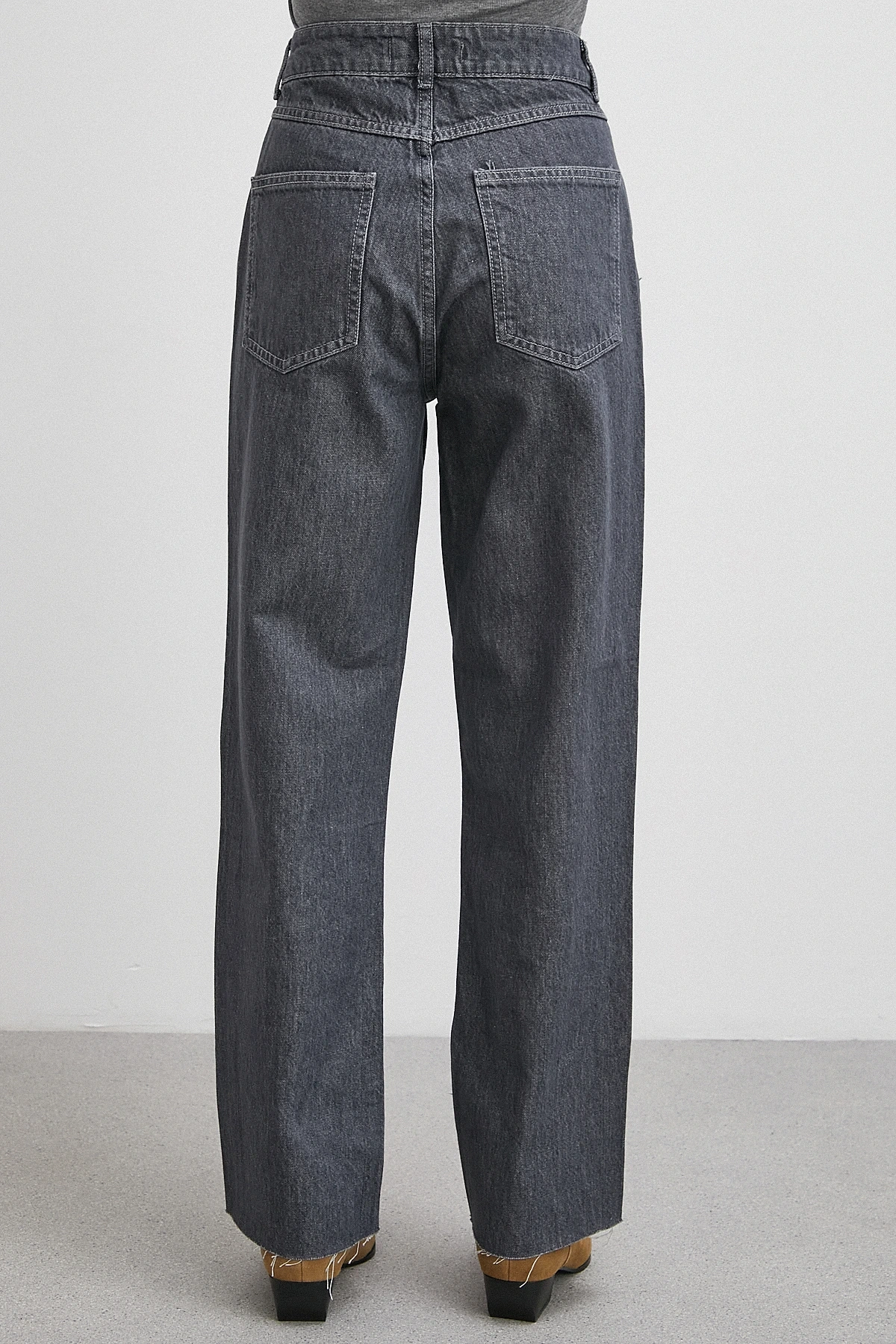 Çapraz Fermuarlı Kesik Paça Düğmeli Jean Füme