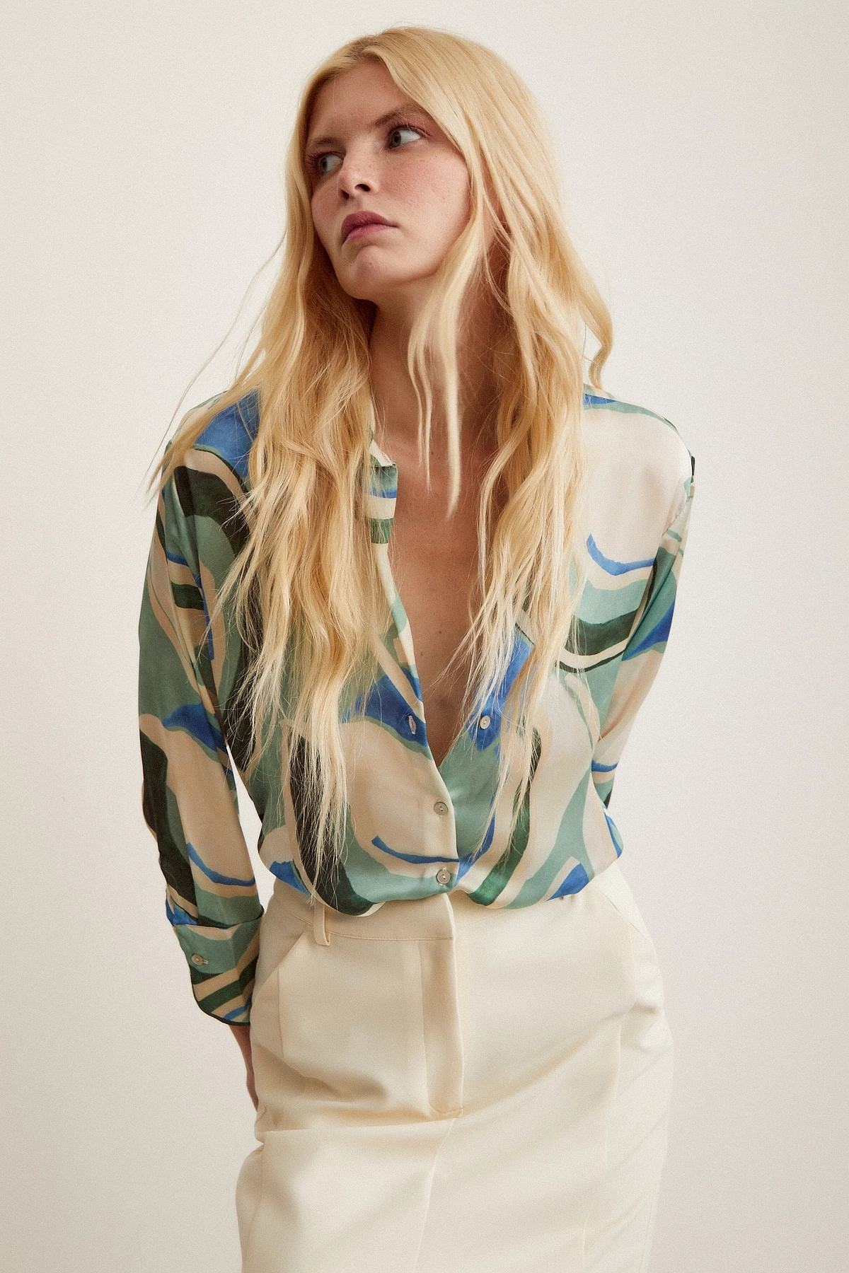 V Yaka Desenli Saten Gömlek Mavi