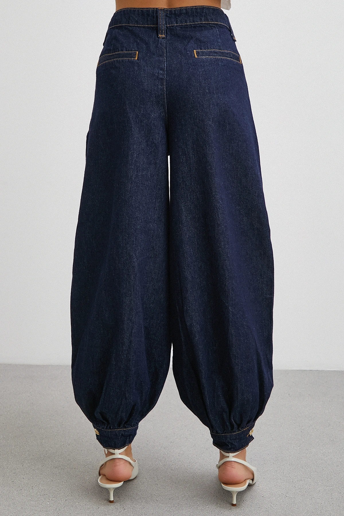 Paçası Düğmeli Yüksek Bel Mom Jean Lacivert