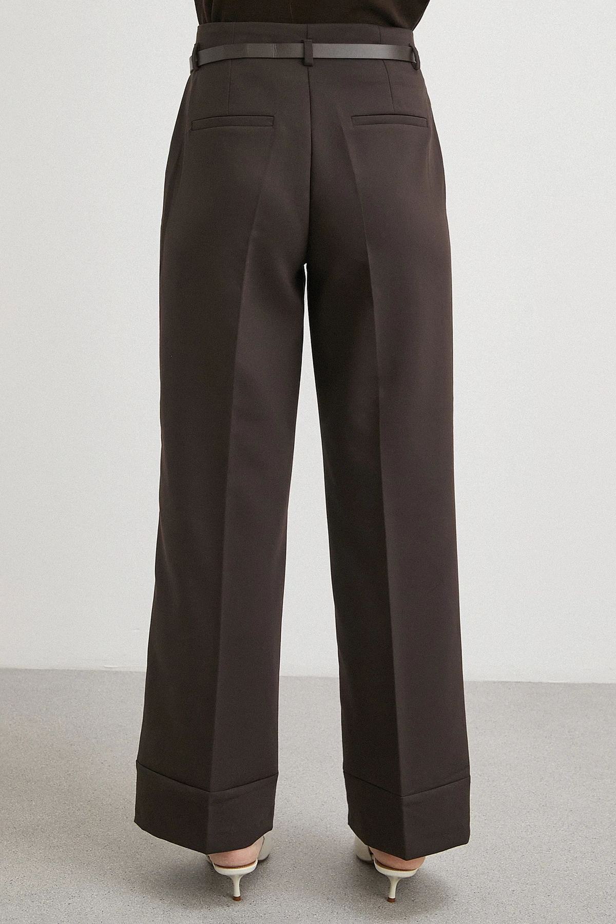 Yüksek Bel Paça Detaylı Kemerli Pantolon Kahve