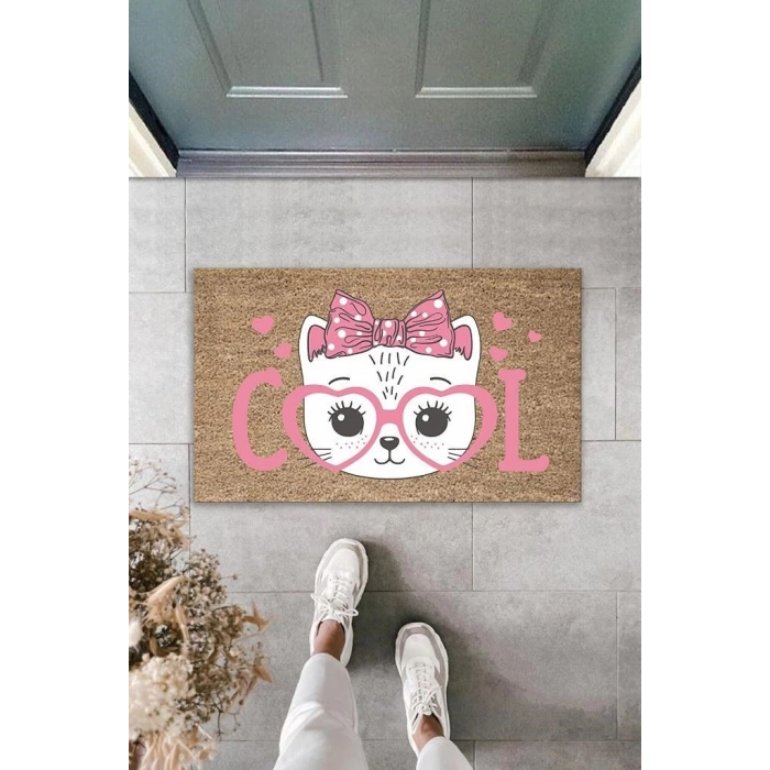 Dijital Baskı Kahverengi Cool Pembe Gözlüklü Fiyonklu Kedi Dekoratif Kapı Paspası K-2039