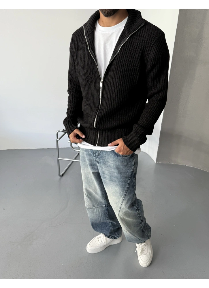 Siyah Dik Yaka Fermuarlı Triko