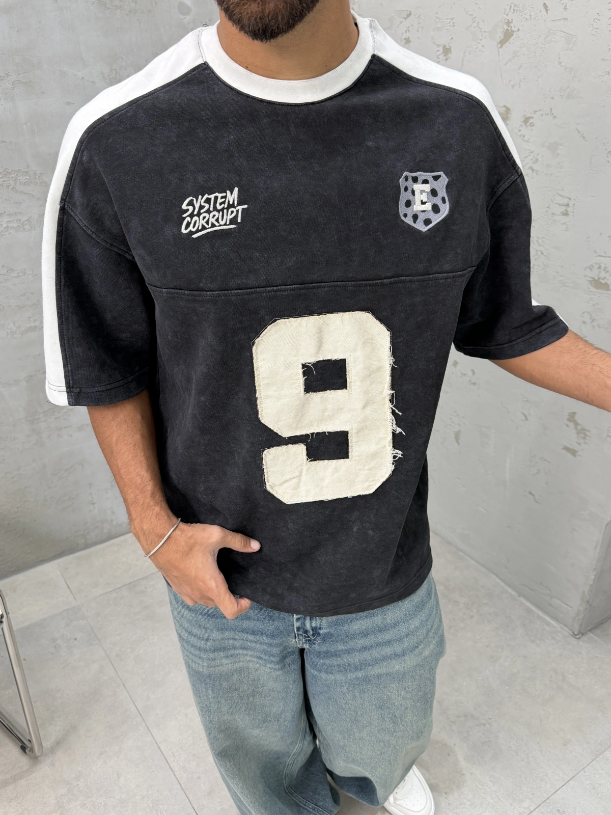 Siyah 9 İşlemeli Yıkamalı Oversize T-Shirt