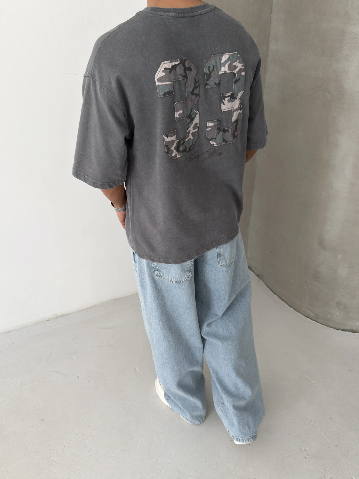 Gri Yıkamalı 33 İşlemeli Oversize T-Shirt