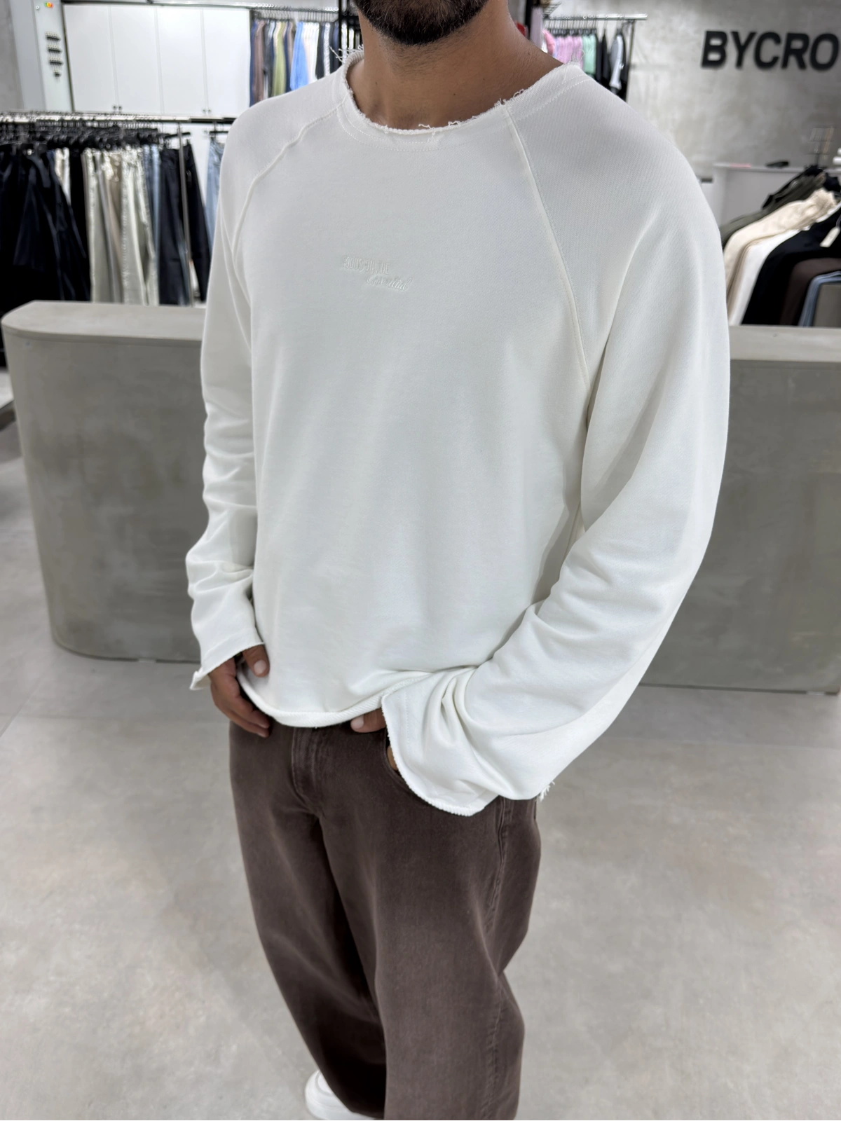 Beyaz Kesik Yaka Oversize Sweat