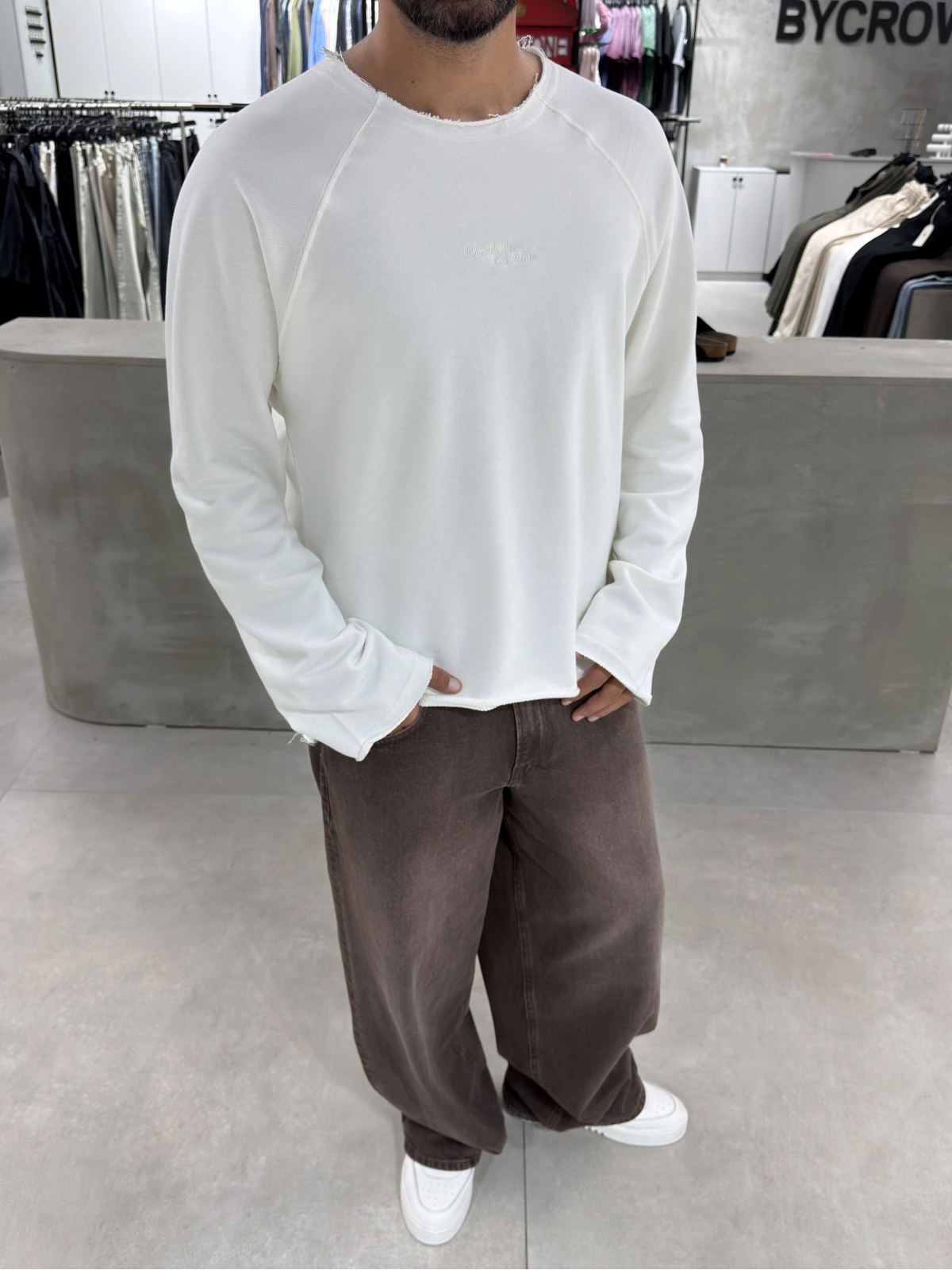 Beyaz Kesik Yaka Oversize Sweat