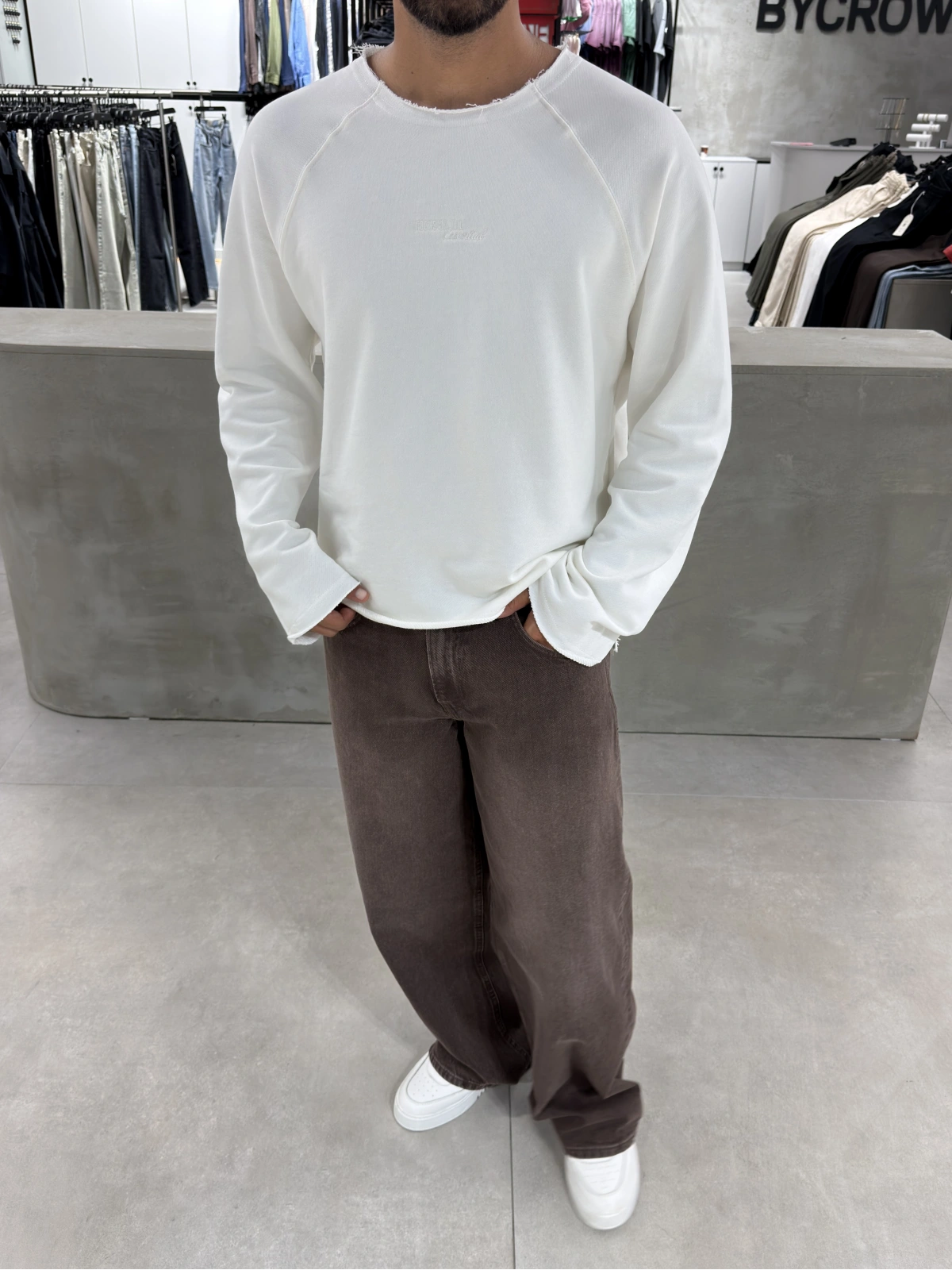 Beyaz Kesik Yaka Oversize Sweat