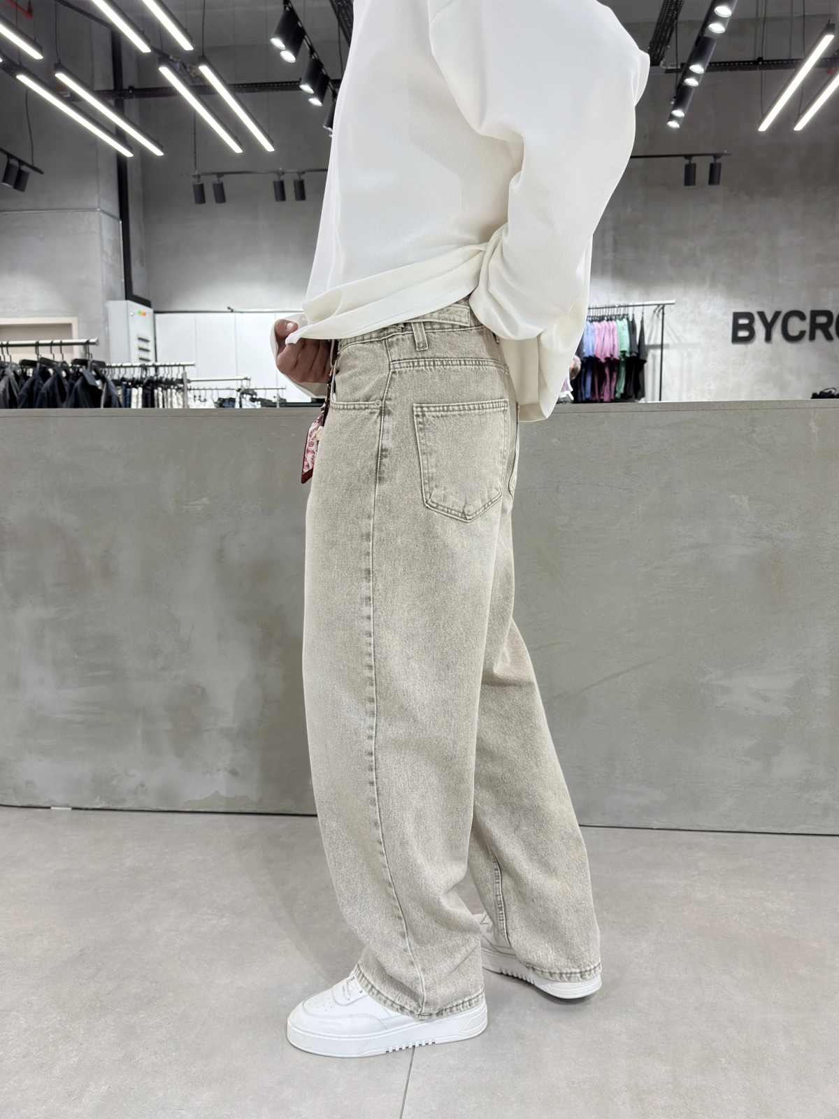 Bej Yıkamalı Aksesuar Detaylı Baggy Jean