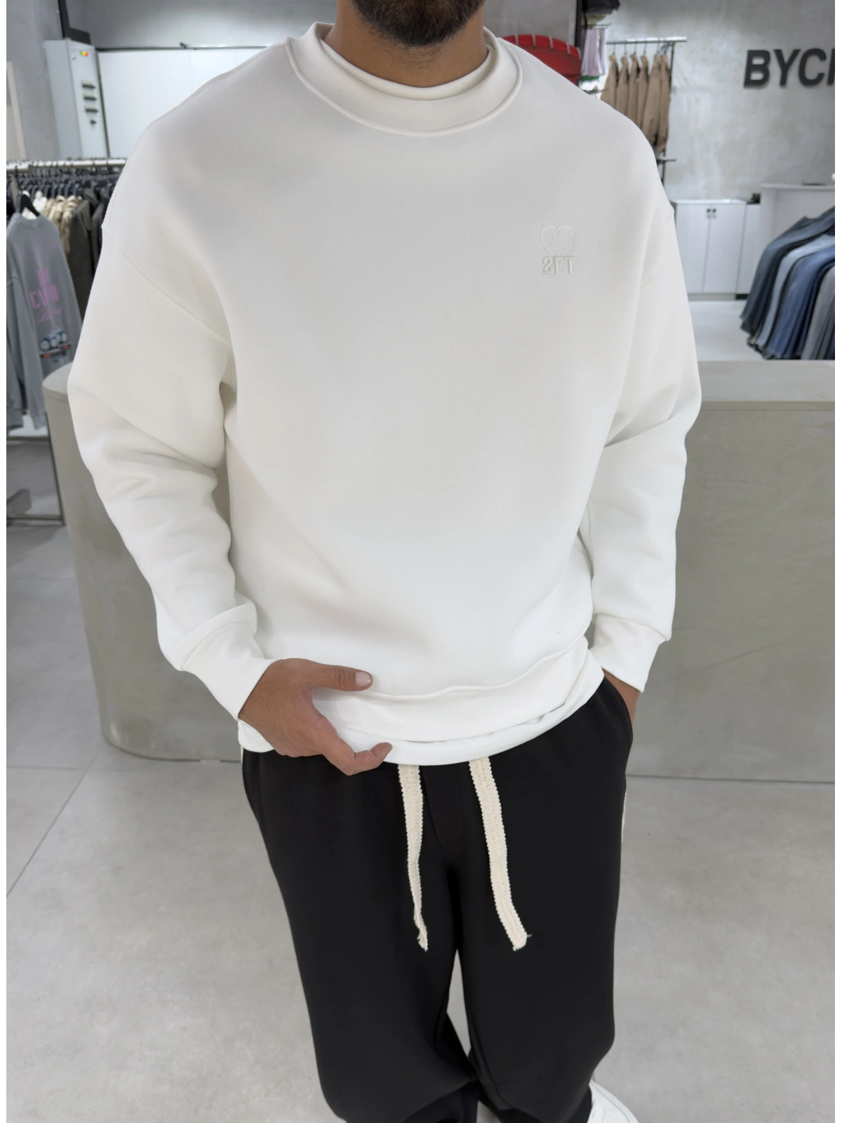 Beyaz Minimal Baskı Bisiklet Yaka Sweat