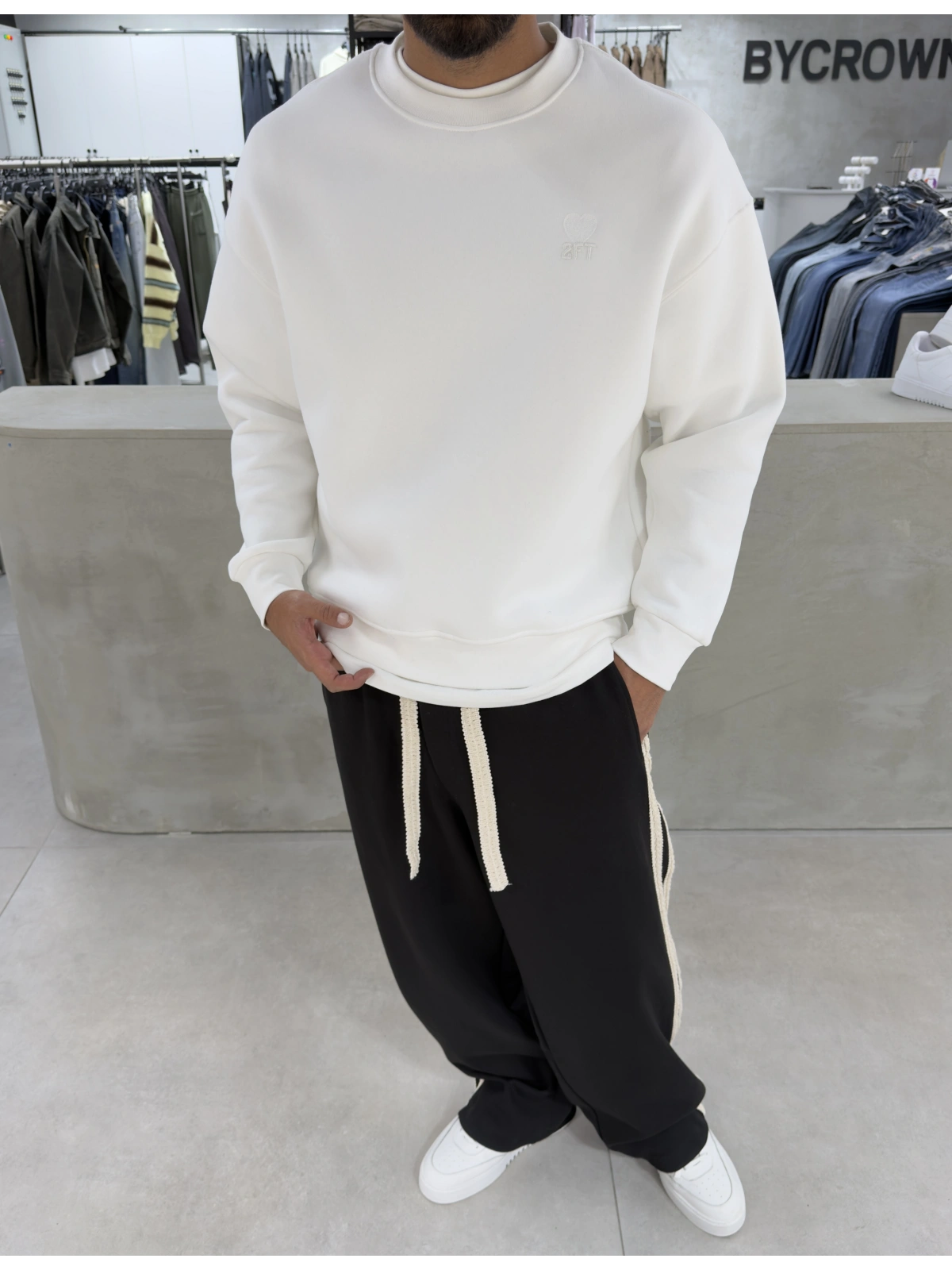 Beyaz Minimal Baskı Bisiklet Yaka Sweat