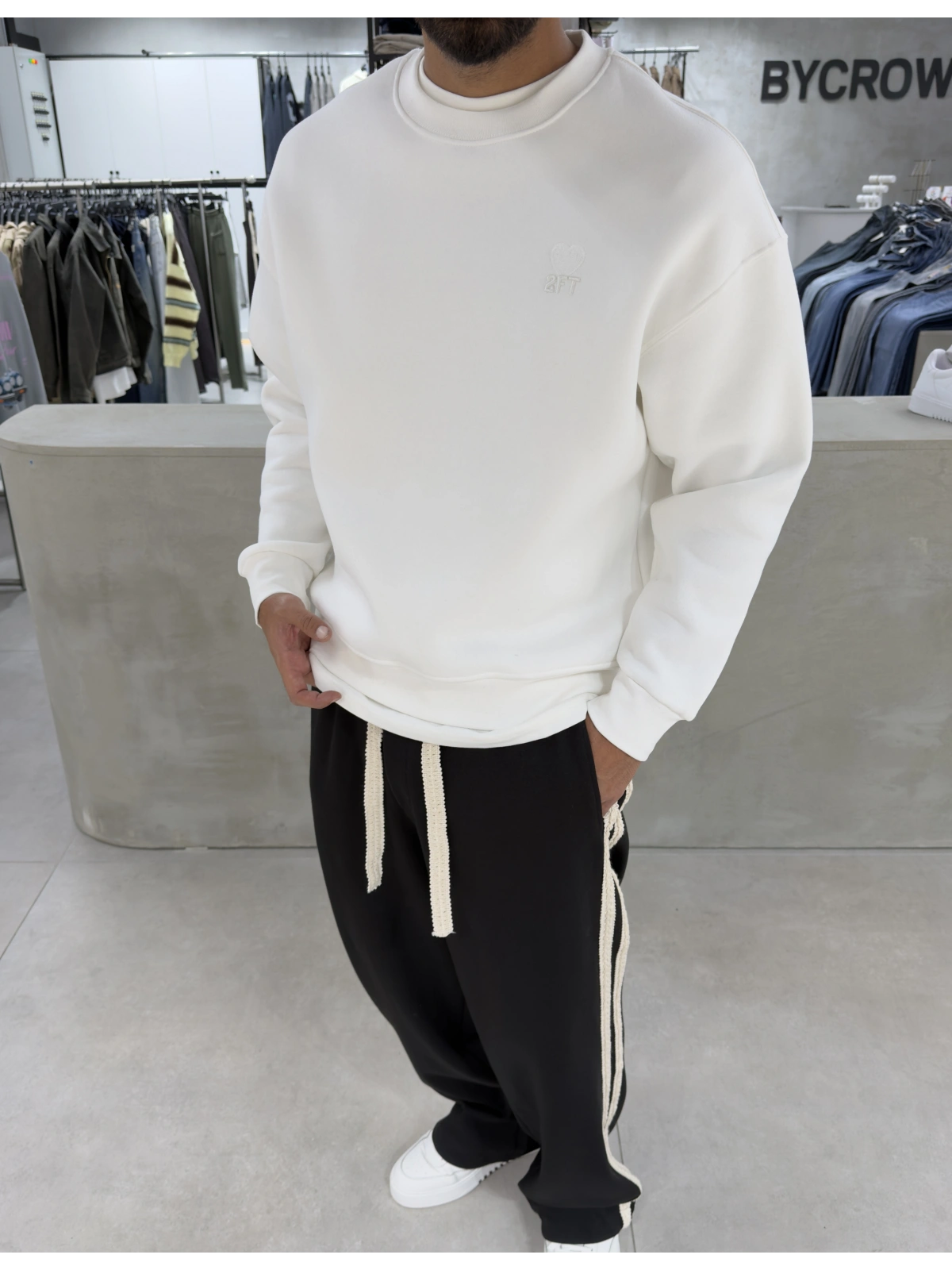 Beyaz Minimal Baskı Bisiklet Yaka Sweat