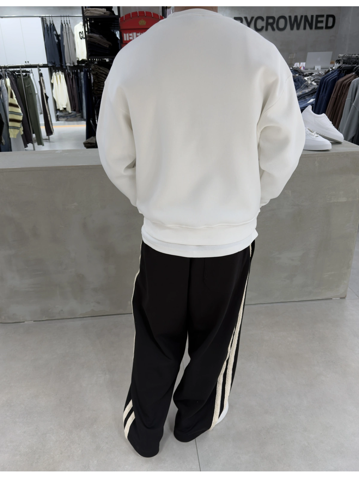 Beyaz Minimal Baskı Bisiklet Yaka Sweat