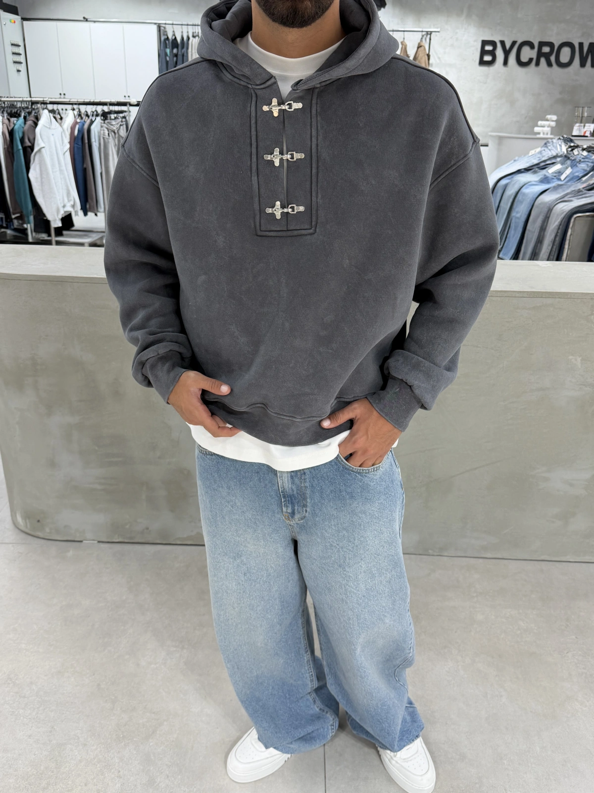 Antrasit Yıkamalı Metal Tokalı Sweatshirt