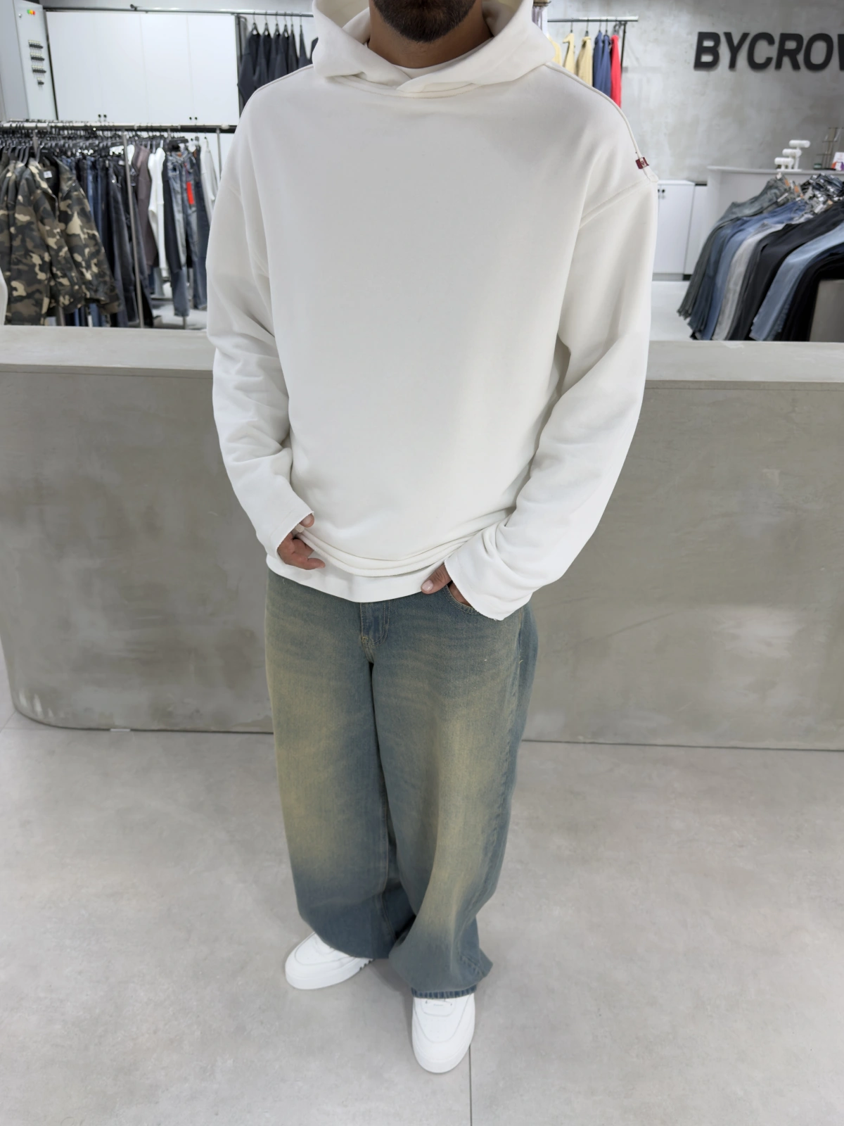 Beyaz 08 Sırt Baskılı Sweatshirt