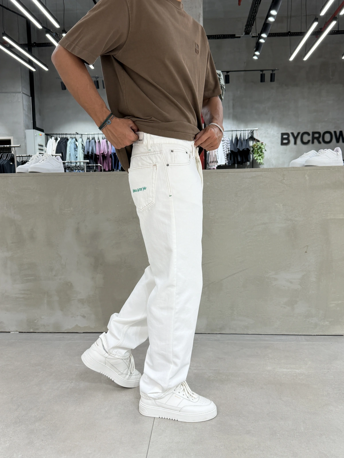 Beyaz Cebi Nakışlı Baggy Jean