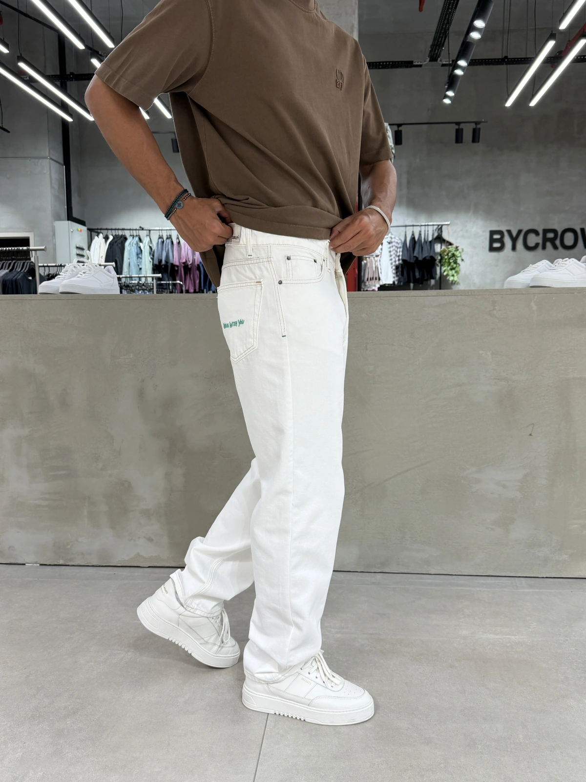 Beyaz Cebi Nakışlı Baggy Jean