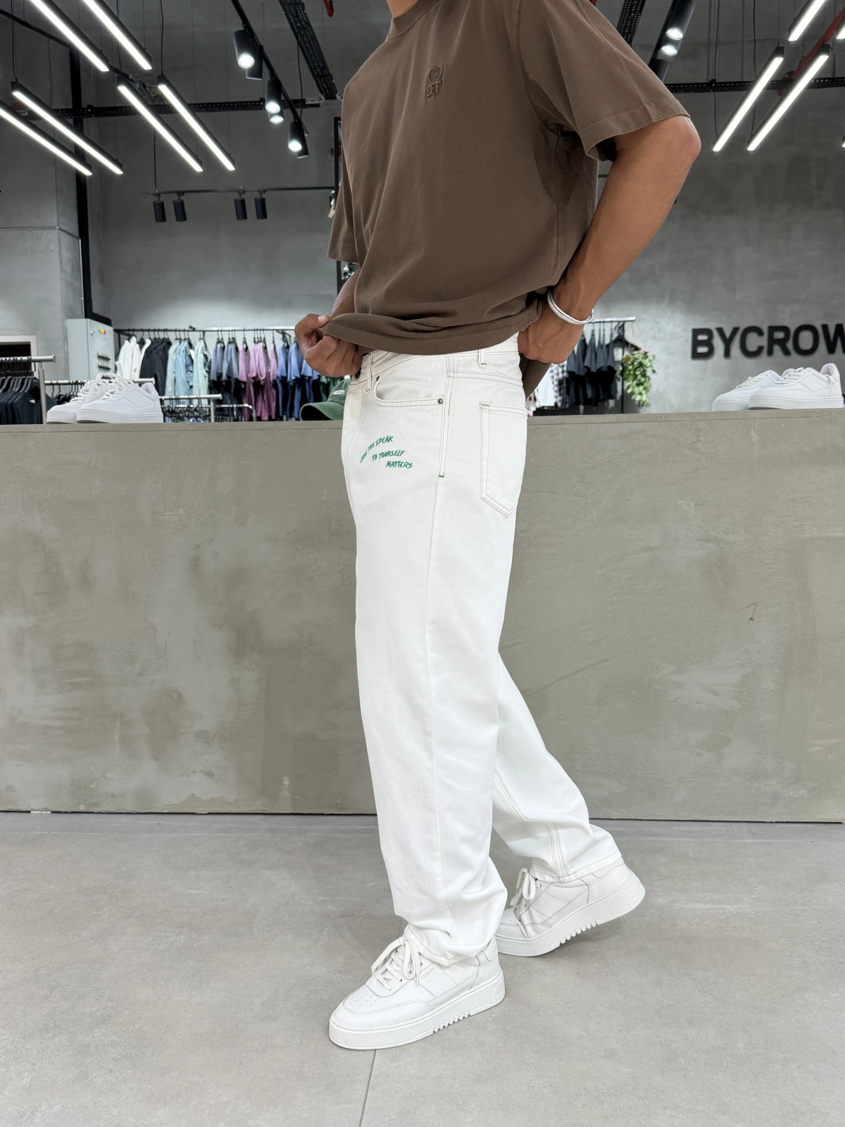 Beyaz Cebi Nakışlı Baggy Jean