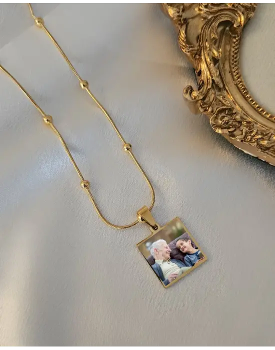 Dorika zincir kare anı kolyesi