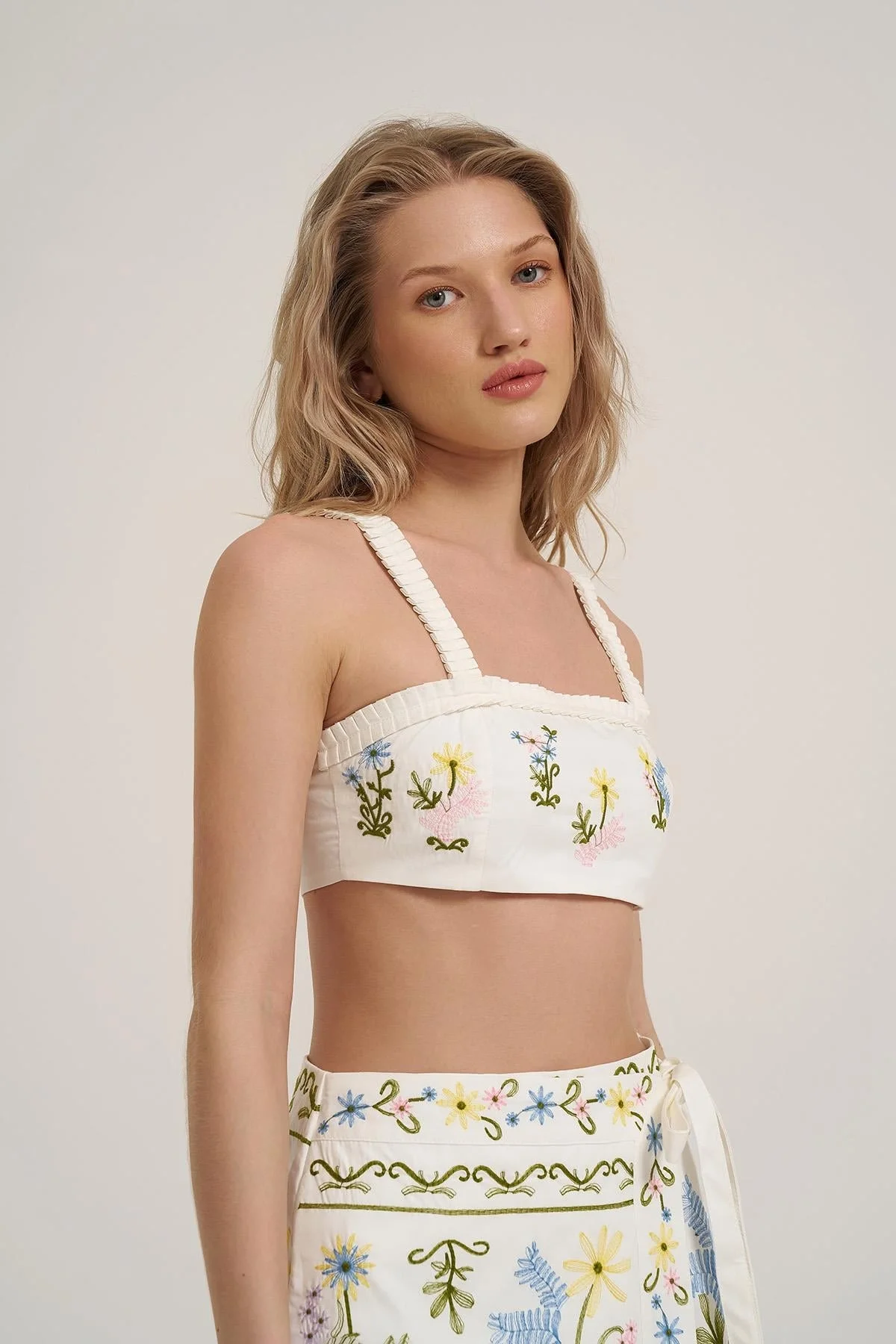 Nakış Detaylı Crop Bluz Ekru