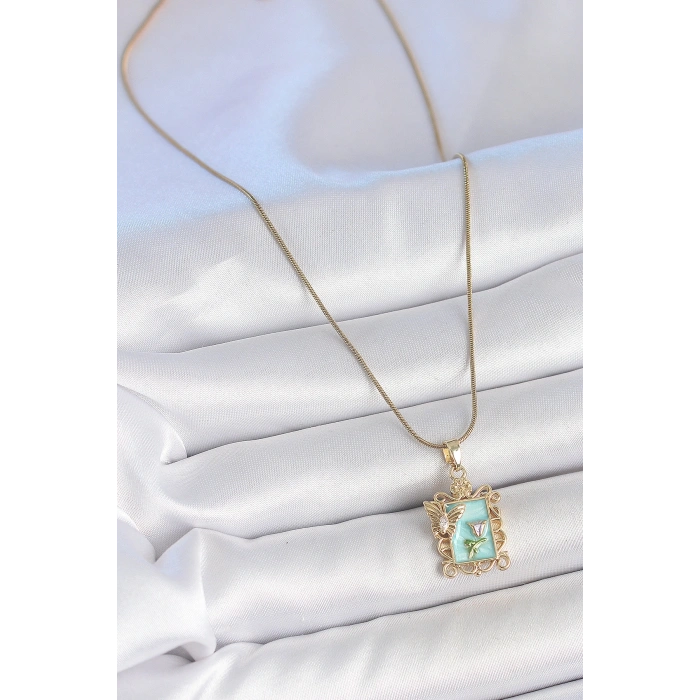 316L Çelik Gold Renk Zincir Mavi Mineli Çiçek İşlemeli Zirkon Taşlı Kelebek Detay Portre Model Kadın Kolye