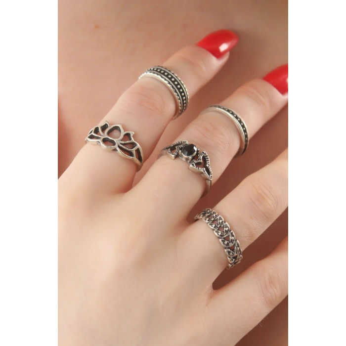 Gümüş Renk Lotus Model Siyah Kristal Taş Detay Bayan Yüzük Kombin