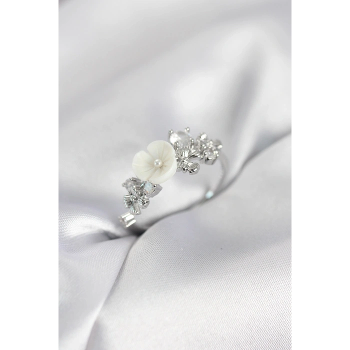 Gümüş Renk Pirinç Çiçek Model Zirkon Taşlı Kadın Yüzük