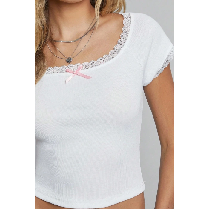 Kadın Beyaz Göğsü ve Kolları Dantelli Fiyonklu Kısa Kol Crop Top Bluz