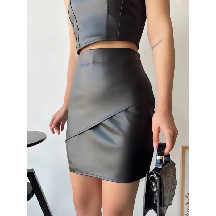 Kapaklı asimetrik model deri etek siyah