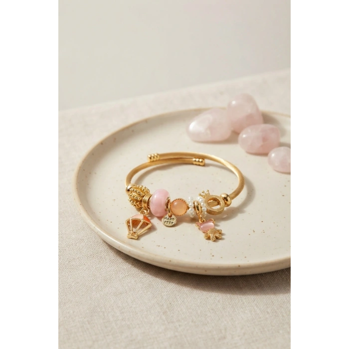 Pembe Uçan Model Charmlı Gold Renk Bileklik