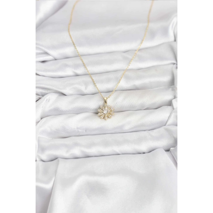 Pirinç Gold Renk Çiçek Model Kadın Kolye