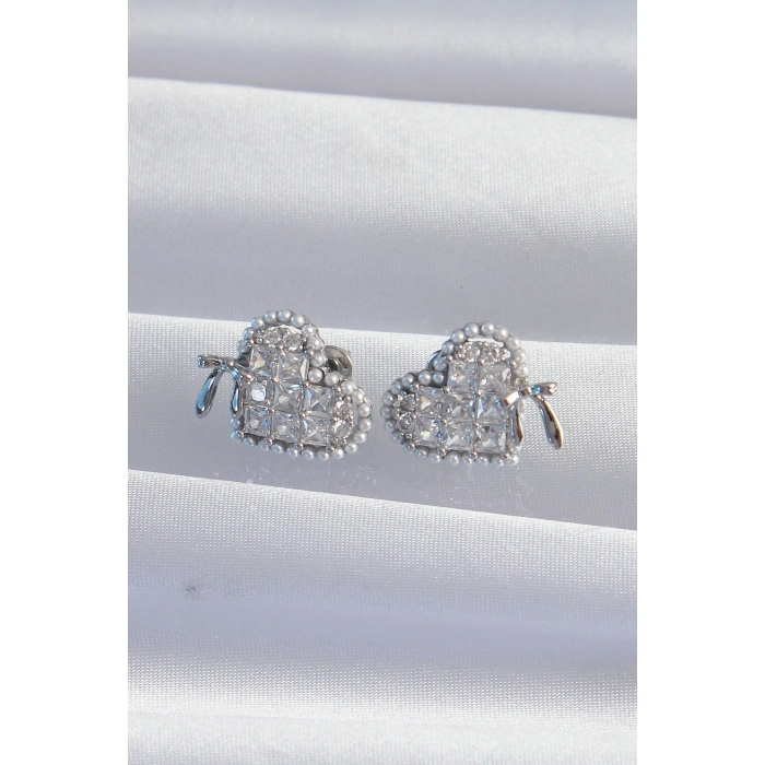 Pirinç Gümüş Renk Fiyonk Detay İncili Zirkon Taşlı Kalp Küpe