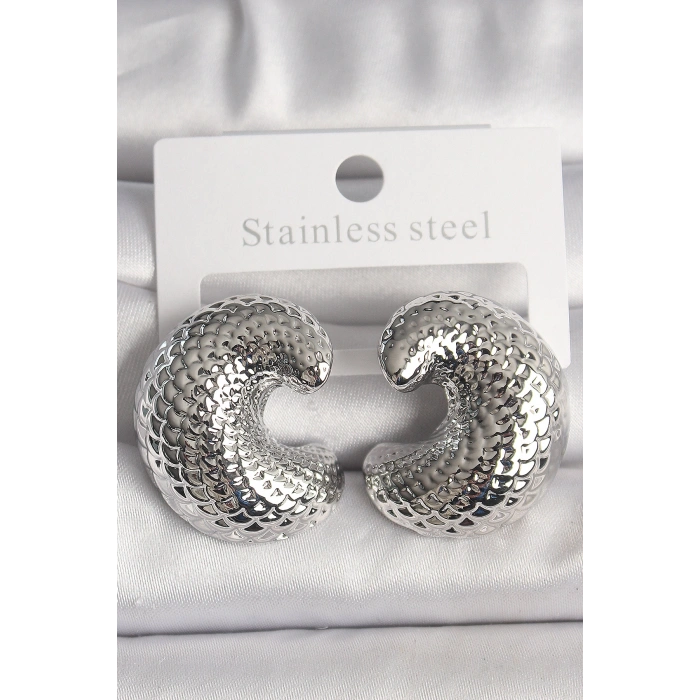 Pirinç Gümüş Renk Yılan Sırtı İşlemeli Yarım Halka Model Kadın Küpe