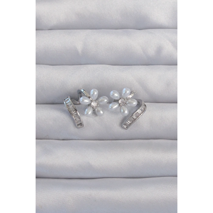 Pirinç Gümüş Renk Zirkon Taşlı Kıvrımlı İnci Çiçek Küpe