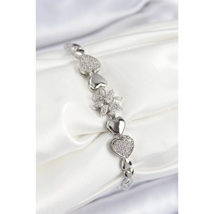 Pirinç Zirkon Taşlı Kalp Detaylı Çiçek Model Gümüş Renk Kadın Bileklik