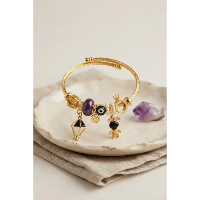 Siyah Uçan Model Charmlı Gold Renk Bileklik