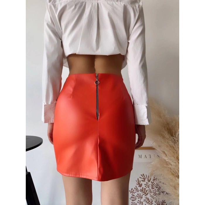 Tek yırtmaçlı arkadan fermuarlı deri etek tcu