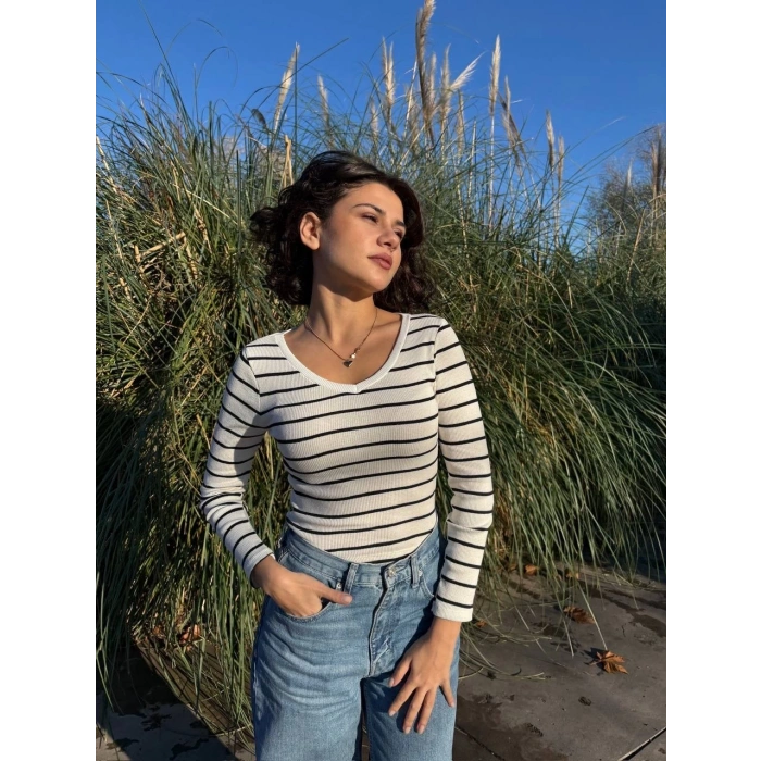 V yaka çizgili bluz beyaz